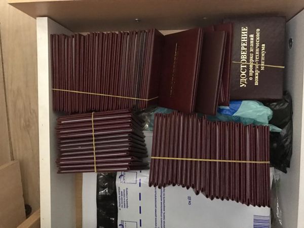 В центре Москвы сотрудники полиции задержали подозреваемых в реализации поддельных медицинских книжек и документов