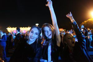 Участниками праздничного вечера станут более 2,5 тысяч выпускников. Фото: Павел Волков