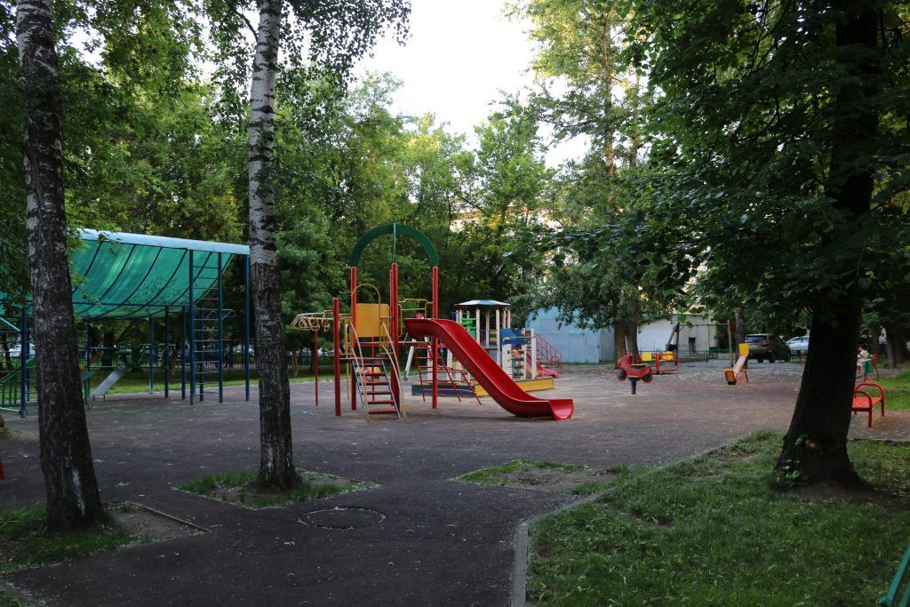 Детские площадки приведут в порядок в Мещанском районе. Фото: Анна Шутова