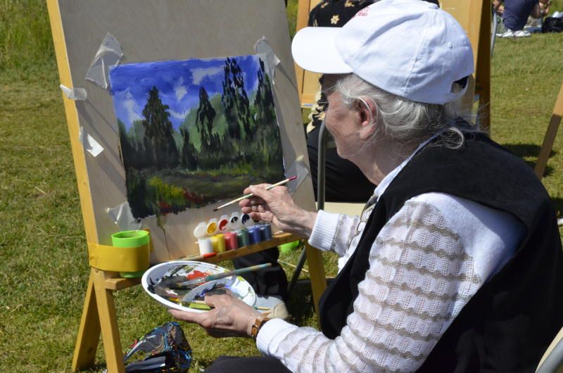 Занятие по живописи организуют в Красносельском районе для жителей старшего поколения