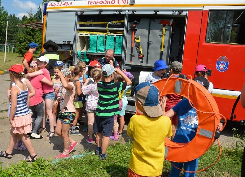 Стартовали занятия в детских лагерях с пожарными Москвы