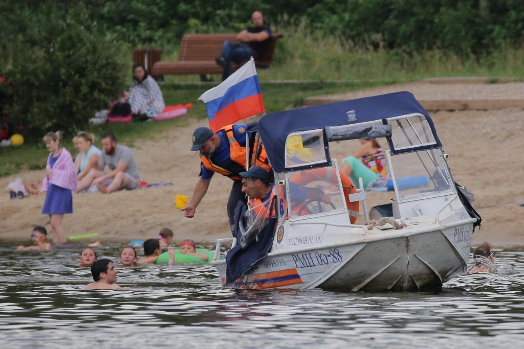 Девять человек спасли на водоёмах Москвы за выходные дни спасатели МГПСС