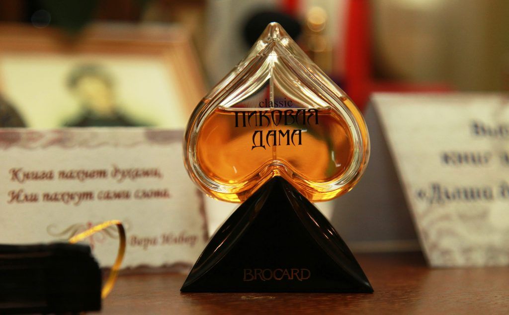 На выставке представлены пушкинские духи. Фото: Наталия Нечаева, «Вечерняя Москва»