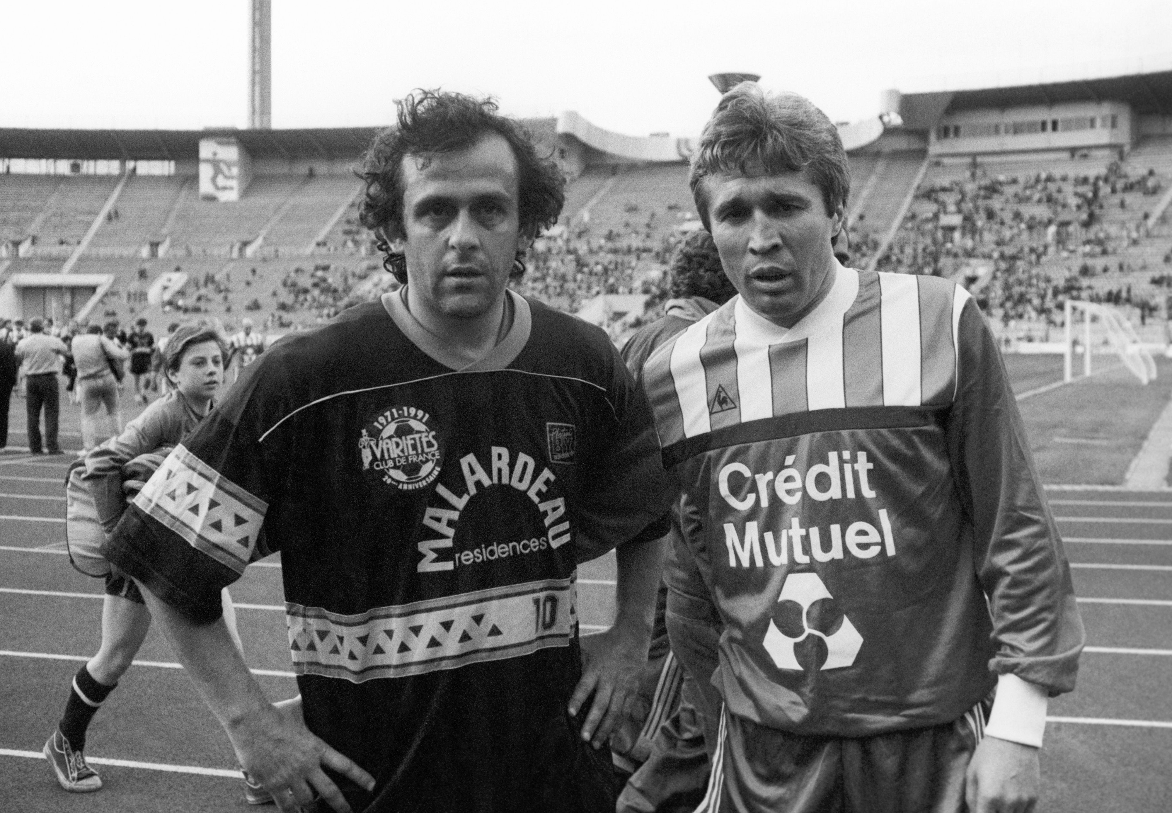 10 мая 1990 года. Футболист сборной Франции Мишель Платини (слева) и Евгений Ловчев. Фото: Валерий Зуфаров и Игорь Уткин, ТАС