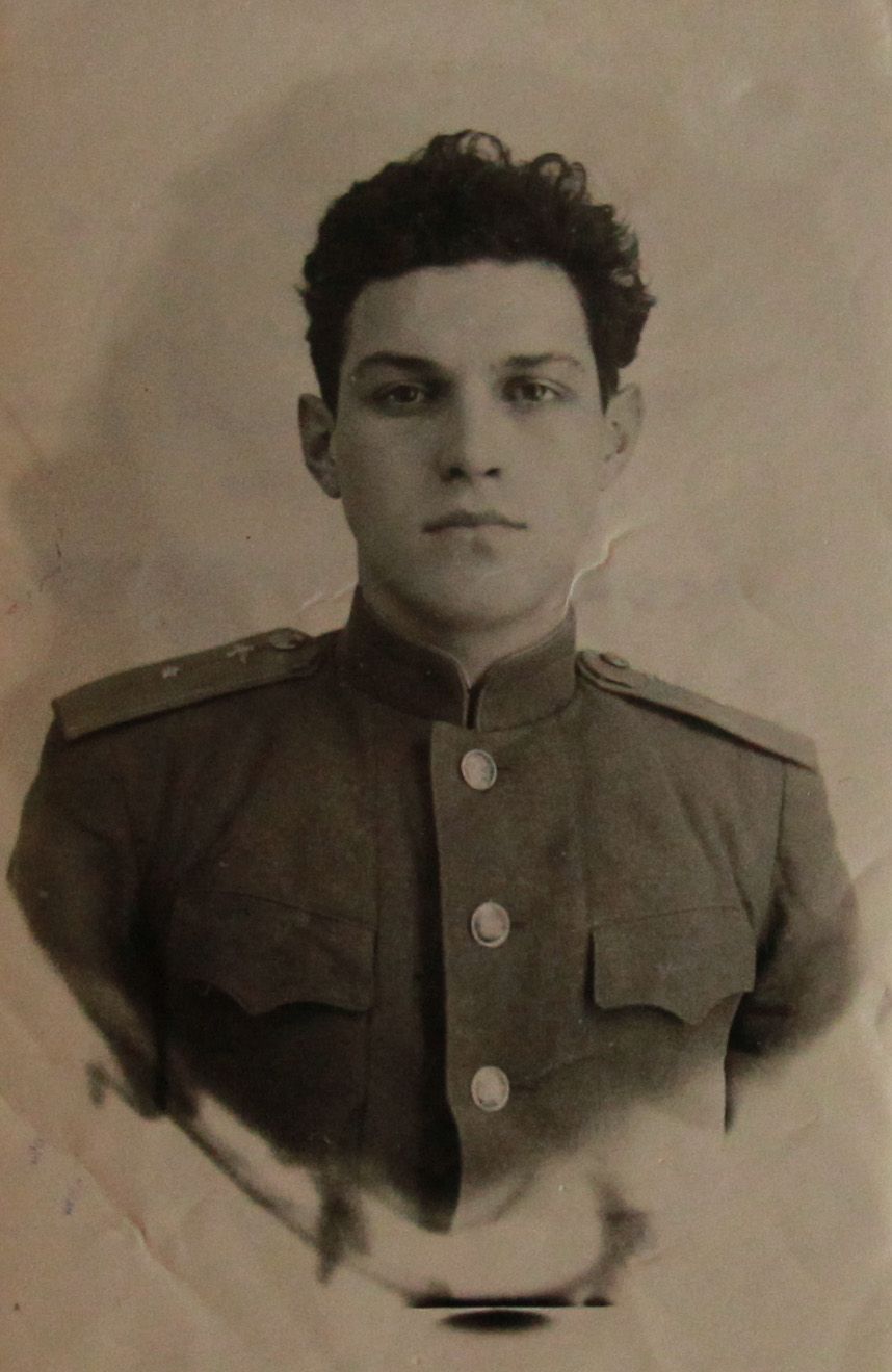 1945 год. Шилкин — курсант Московского военно-инженерного училища. 