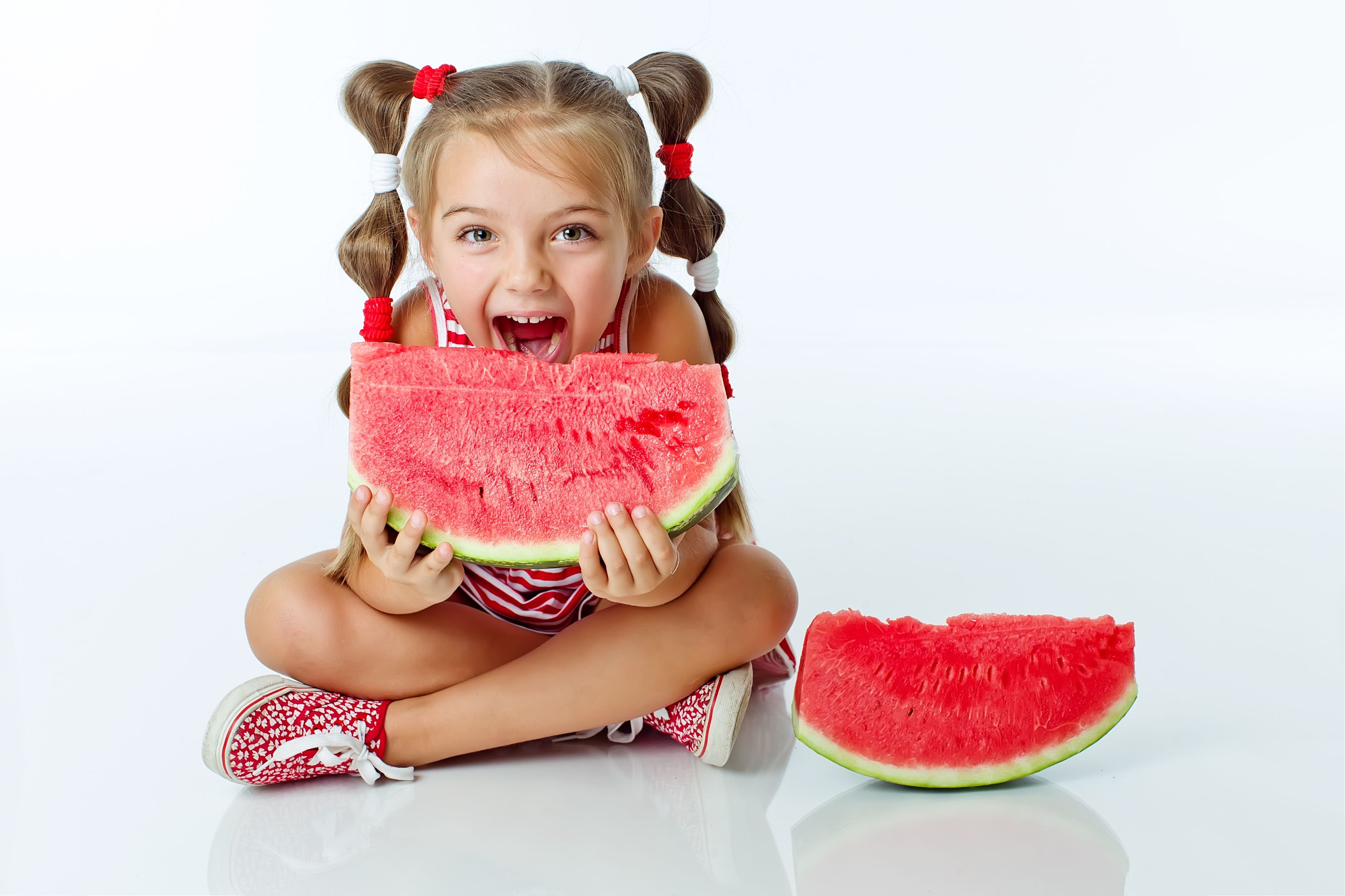 Арбузы вкусны, неаллергенны и признаны одними из самых полезных летних ягод, их можно и нужно есть и взрослым, и детям. Фото: SHUTTERSTOCK