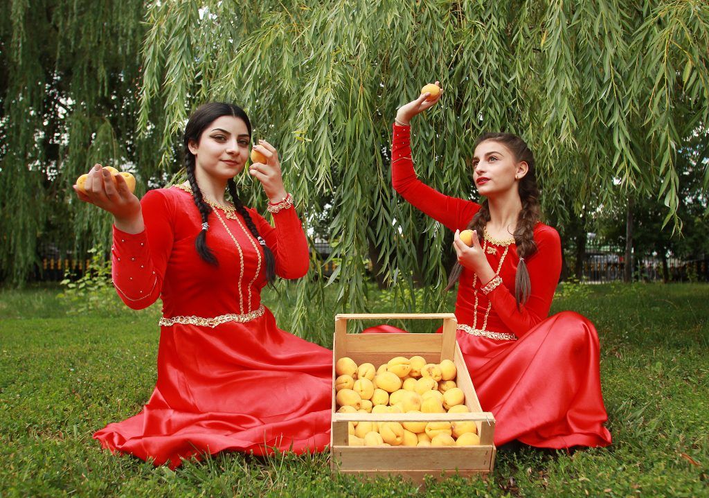 Фотофакт: москвички представили дары Армении. Фото: Наталия Нечаева, «Вечерняя Москва»