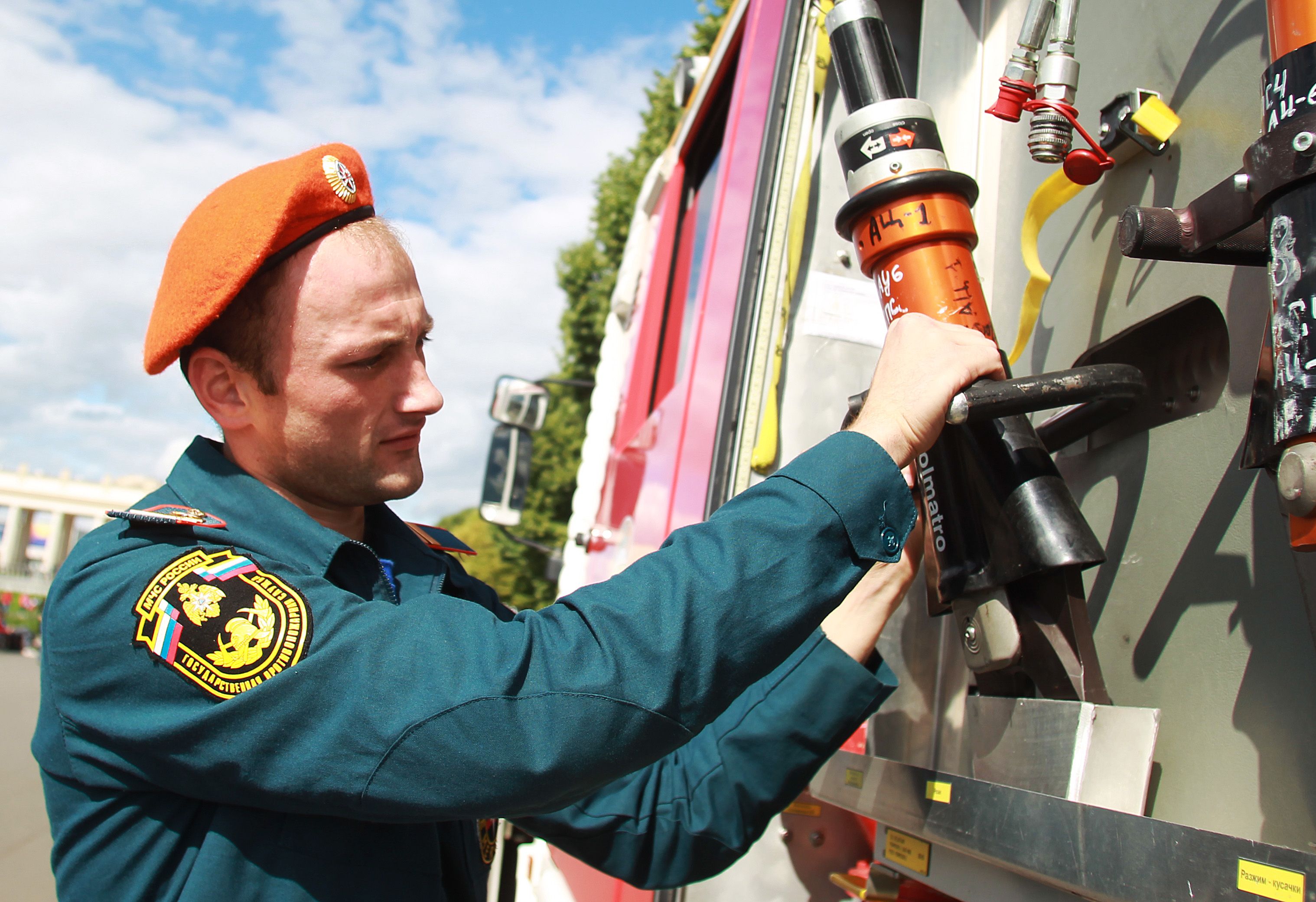 июля 2019 года. Сотрудник МЧС Илья Селезнев показывает работу пожарного рукава (