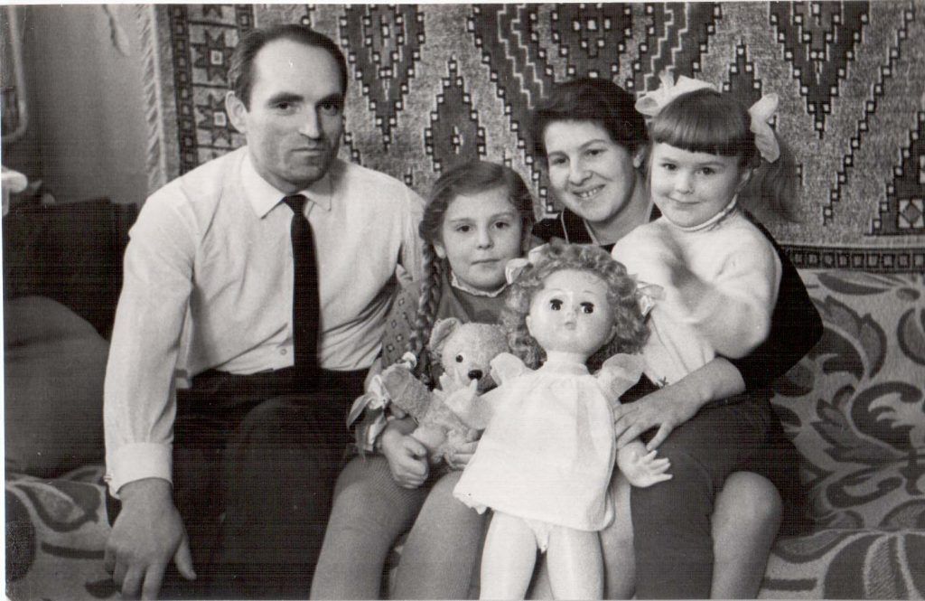Около 1968 года. Семейство Леоновых, слева направо: папа Виктор, старшая Мария, мама Софья с младшей Еленой. Фото: личный архив Марии Леоновой