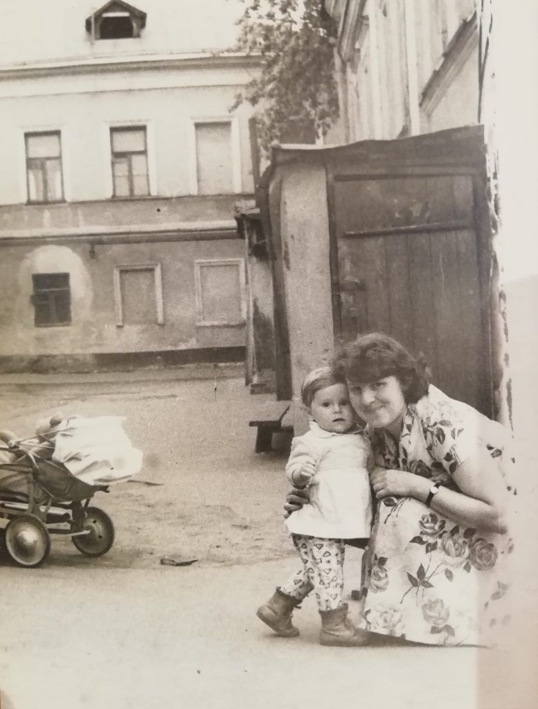 1961 год. Маленькая Мария и мама Софья гуляют в том самом таганском дворике . Фото: личный архив Марии Леоновой