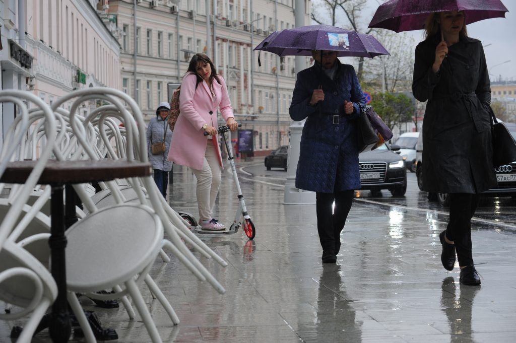 Прохладный и дождливый четверг пообещали в Москве