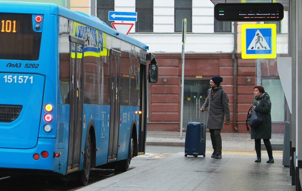Новые билетные автоматы установили на автобусных остановках в Москве