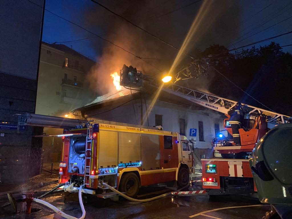 Пожарные ЦАО справились с огненной стихией