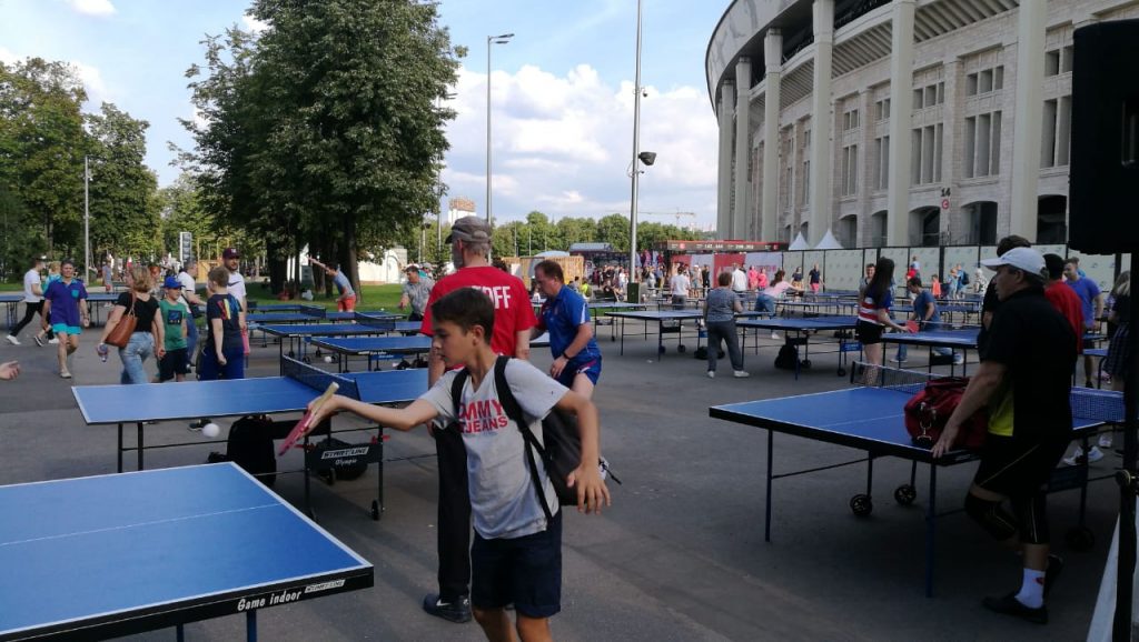 Москвичи сыграли в настольный теннис в «Лужниках» 