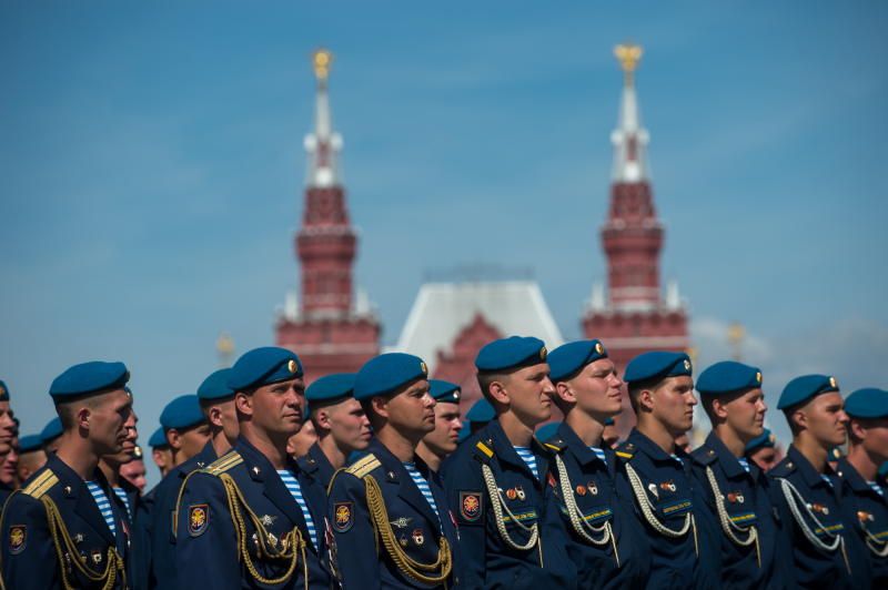 Показательные выступления десантников пройдут на Красной площади. Фото: Артем Житенев, «Вечерняя Москва»