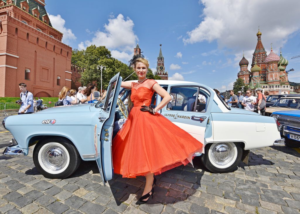 Фотофакт: москвичка Эмилия Бубенцова на ралли ретроавтомобилей