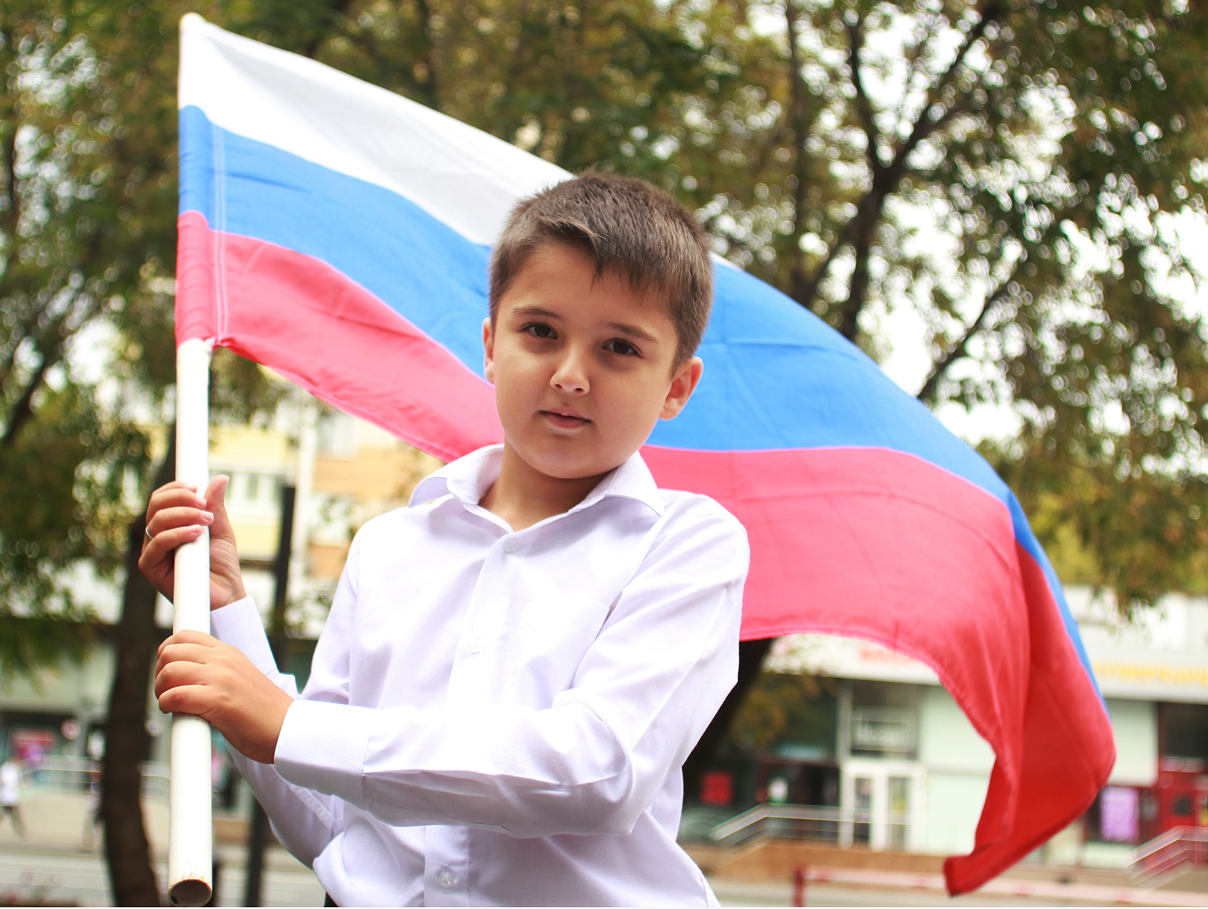 22 августа 2019 года. Восьмилетний Саша Потапов пришел на праздник в Таганский парк с огромным флагом. Фото: Наталия Нечаева