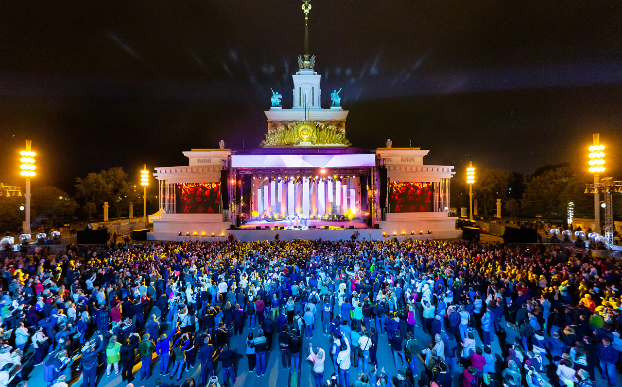 Фестиваль на вднх сегодня. Главная сцена ВДНХ. ВДНХ 2019 концерт. Сцена ВДНХ Москва. ВДНХ праздник.