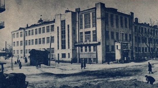 Здание школы в 1930–1931 годах. Фото: PASTVU.COM