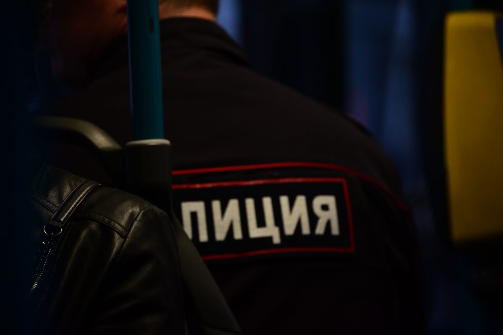 Полицейские Тверского района Москвы задержали подозреваемую в хулиганстве и причинении легкого вреда здоровью