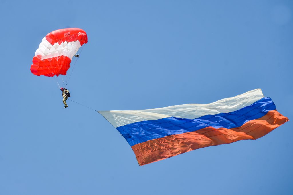Гигантский российский флаг спроецируют на проспекте Сахарова