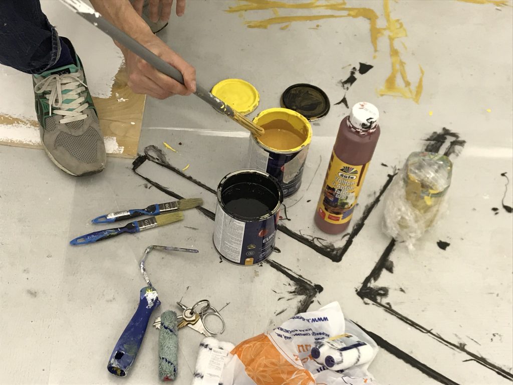 Матвей смешивает краски для рисования. Фото: Анна Полина Ильина
