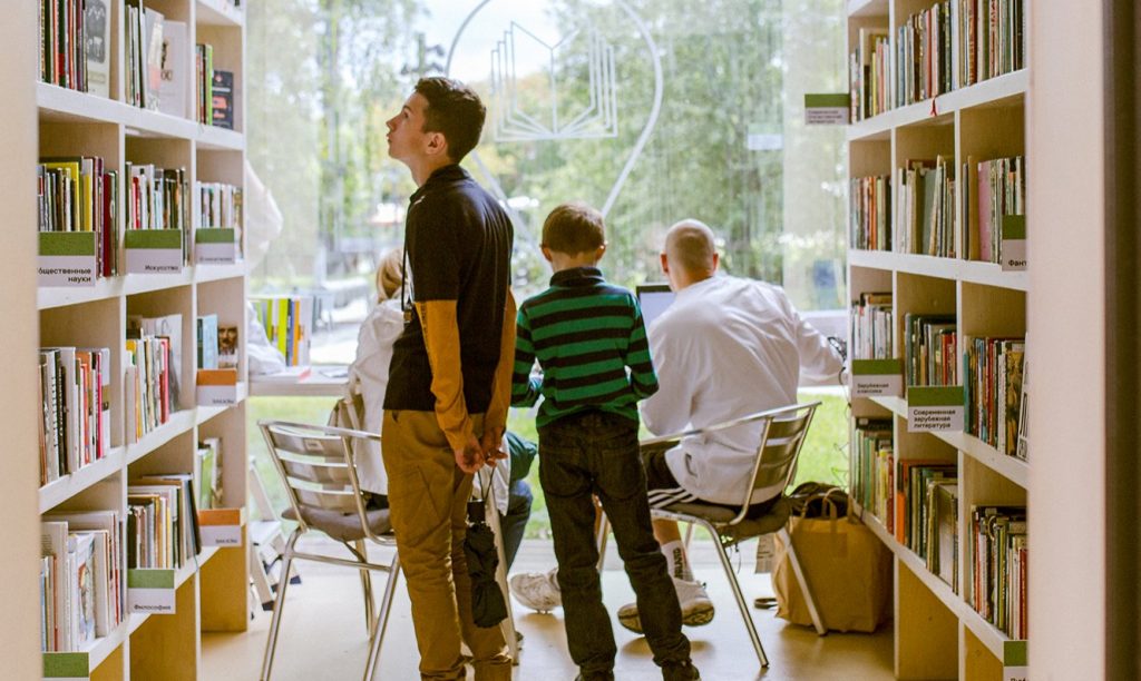 Летнюю читальню библиотеки имени Некрасова открыли в «Музеоне». Фото: сайт мэра Москвы