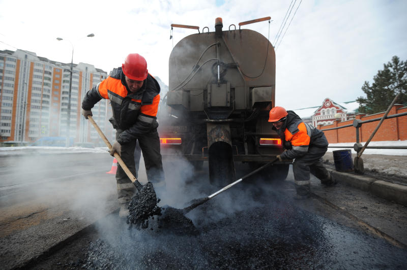 Более 50 квадратных метров дорог привели в порядок в Тверском районе. Фото: Наталия Нечаева, «Вечерняя Москва»