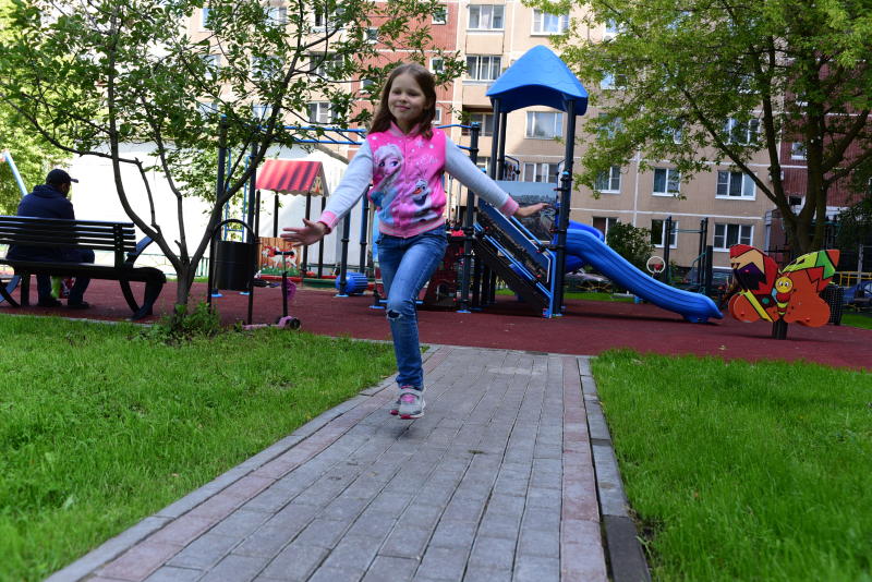 Покрытие на детских площадках Тверского района заменят