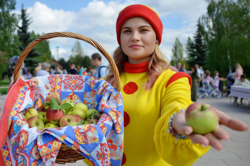 Яблочный Спас отметили в парке имени Прямикова