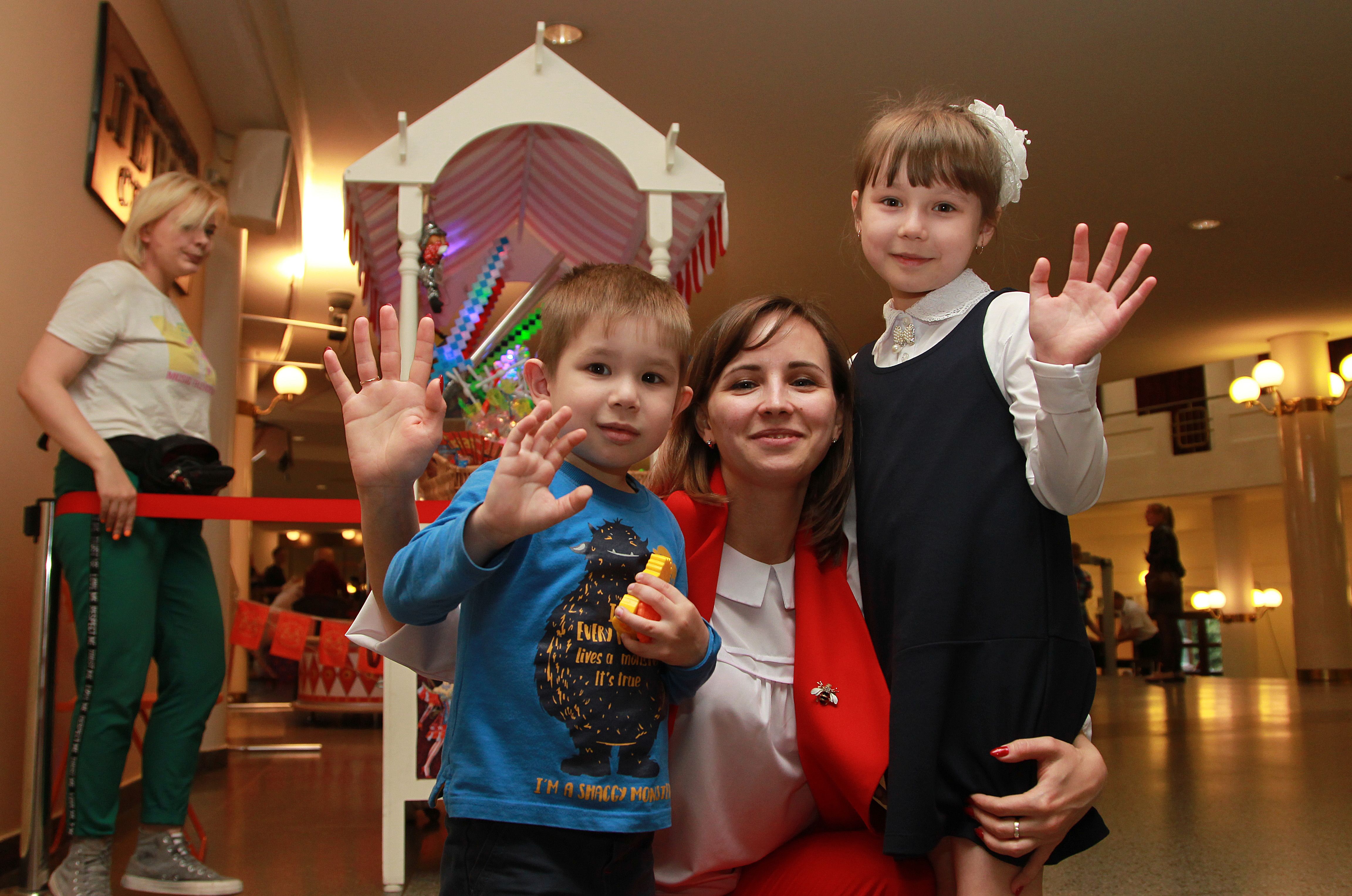 2 сентября 2019 года. Юля Никифорова (справа) с мамой Ольгой и братом Кириллом (1) пришла в цирк — смотреть на клоунов (2). Фото: Наталия Нечаева