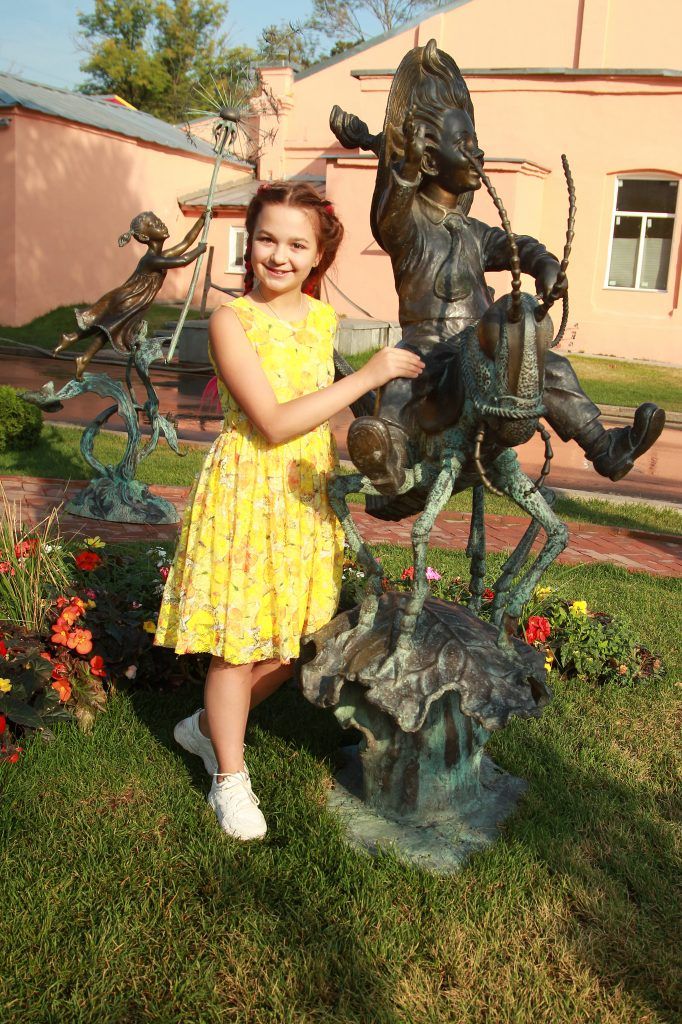  Вике Смолиной очень понравилась фигура Незнайки верхом на кузнечике. Фото: Наталия Нечаева, «Вечерняя Москва»