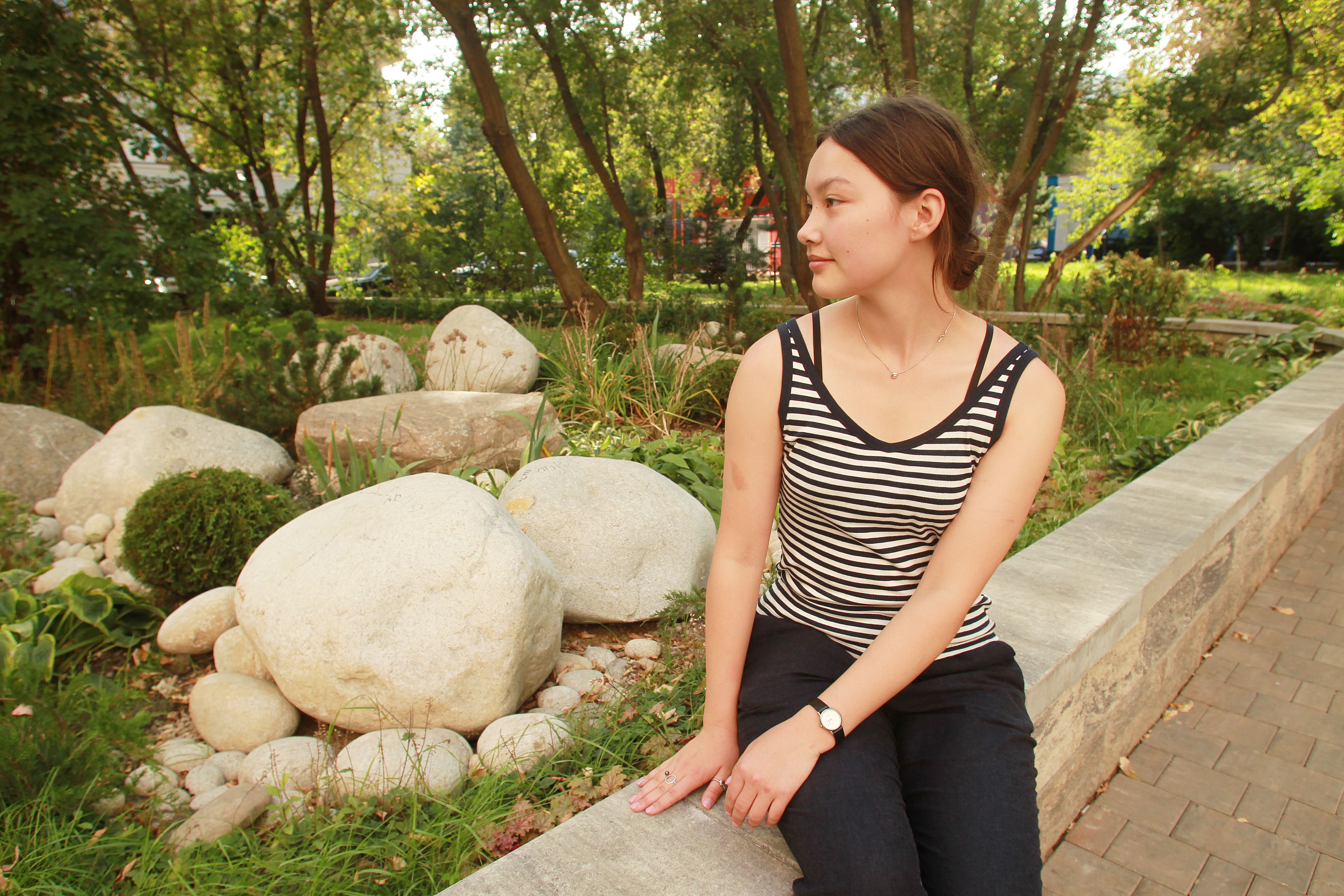 11 сентября 2019 года. Жительница Диана Огай в японском саду камней. Фото: Наталия Нечаева, «Вечерняя Москва»