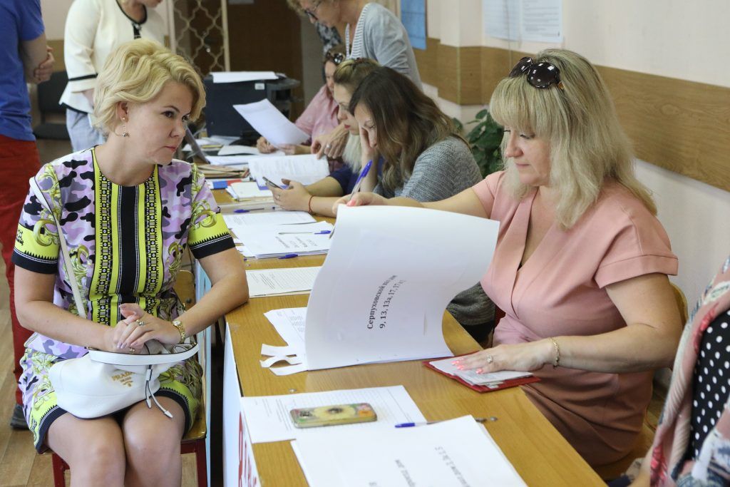  На участках сверяли прописку по паспорту. Фото: Агентство городских новостей «Москва»