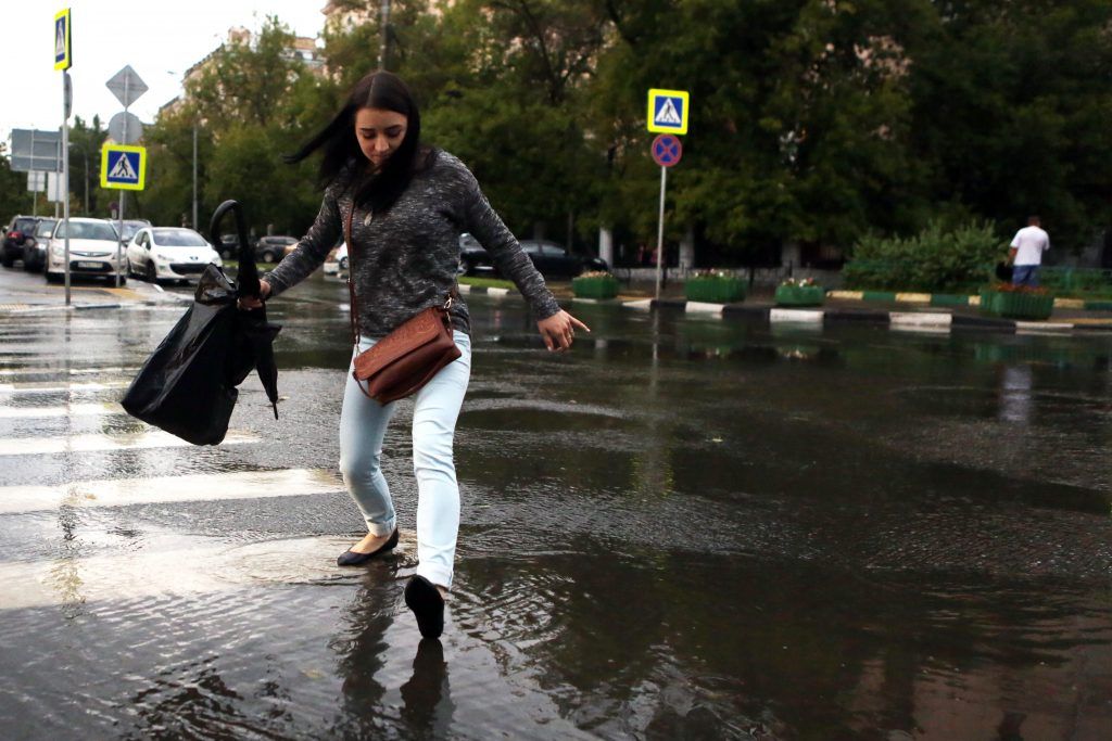 Москвичей ждут холодные выходные с дождями