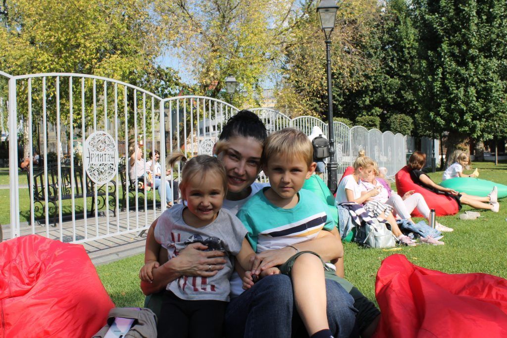 Анастасия Панина вместе с детьми. Фото: Дарья Бруданова