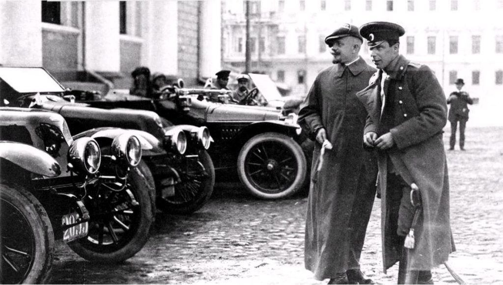 1913 год. На заднем плане за машиной, справа — предположительно, Эрнст Нирнзее 