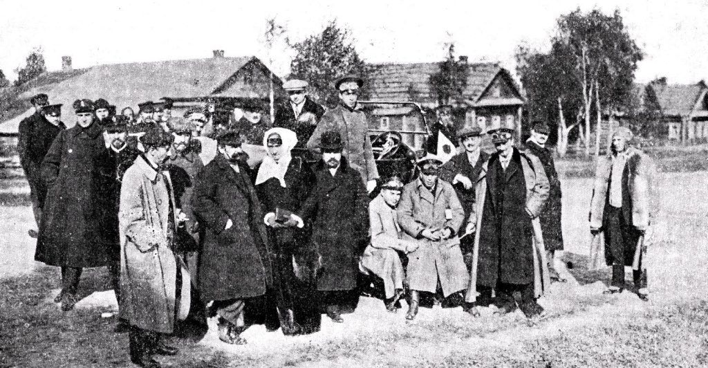  1913 год. Участники автопробега Москва — Ярославль — Москва. Эрнст Нирнзее — предположительно четвертый слева в первом ряду 