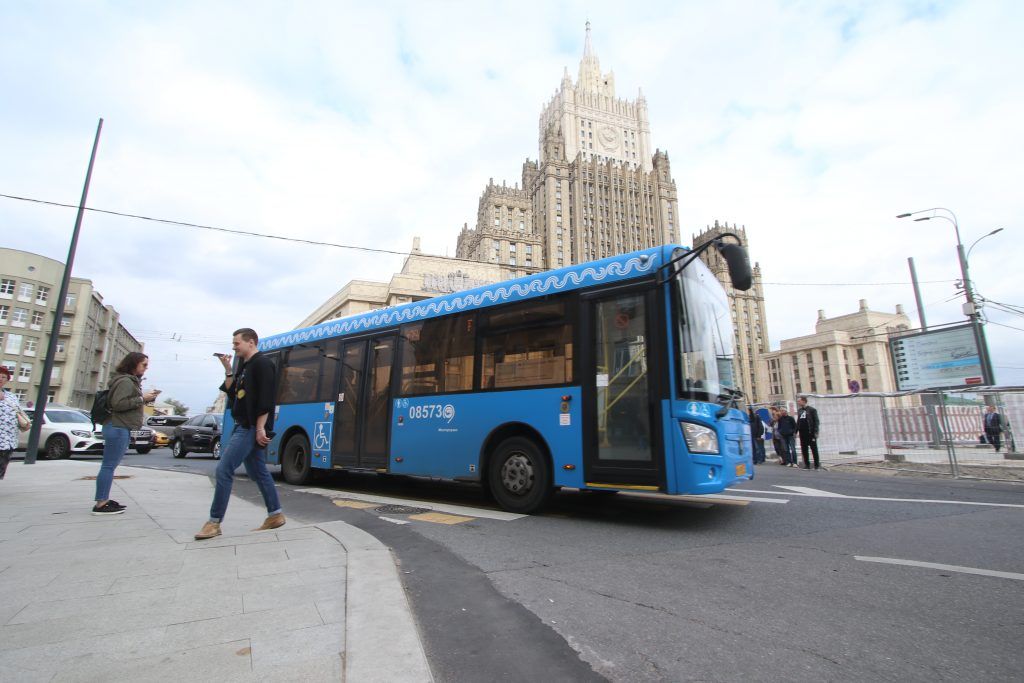 Водителей пригласили в автобусы из-за перекрытий в центре Москвы на выходных