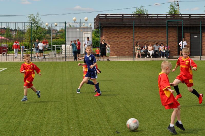 Звезды мирового футбола сыграли с детьми на стадионе имени Качалина. Фото: Никита Нестеров