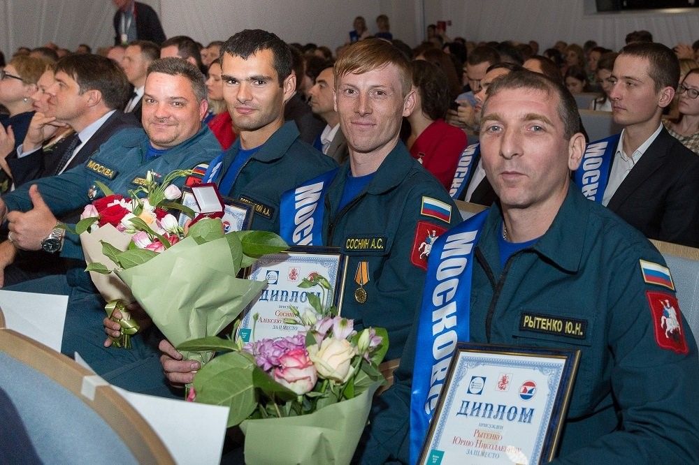 Лучшим спасателям Москвы вручили награды в парке «Зарядье»