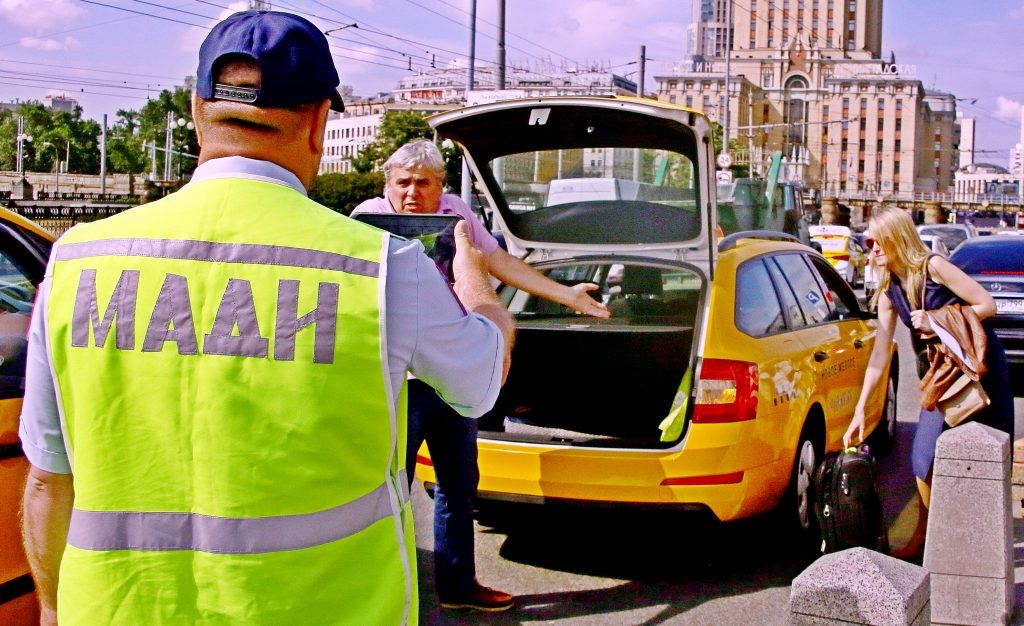 Шесть тысяч московских таксисов поймали на «выделенках» без фонарей на крышах