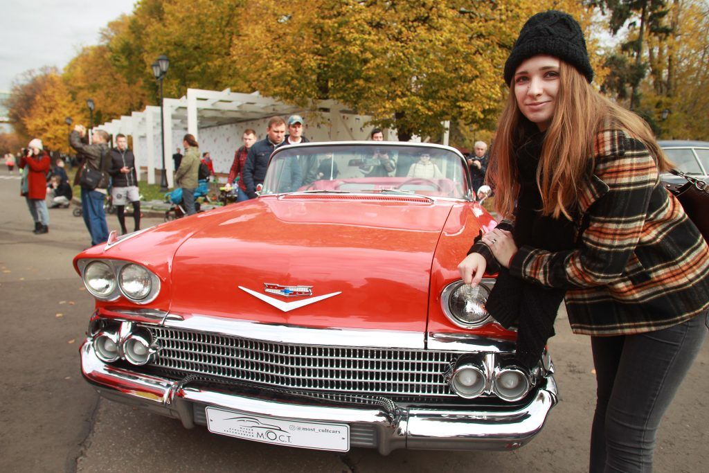 Фотофакт: москвичка Мария Шпидонова на выставке ретроавтомобилей