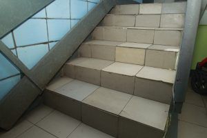 Плитку на лестнице отремонтировали в течение недели. Фото: Андрей Объедков