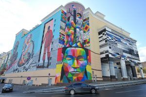 Арт-проект на стенах торгового комплекса «Атриум». Фото: Агентство городских новостей «Москва»