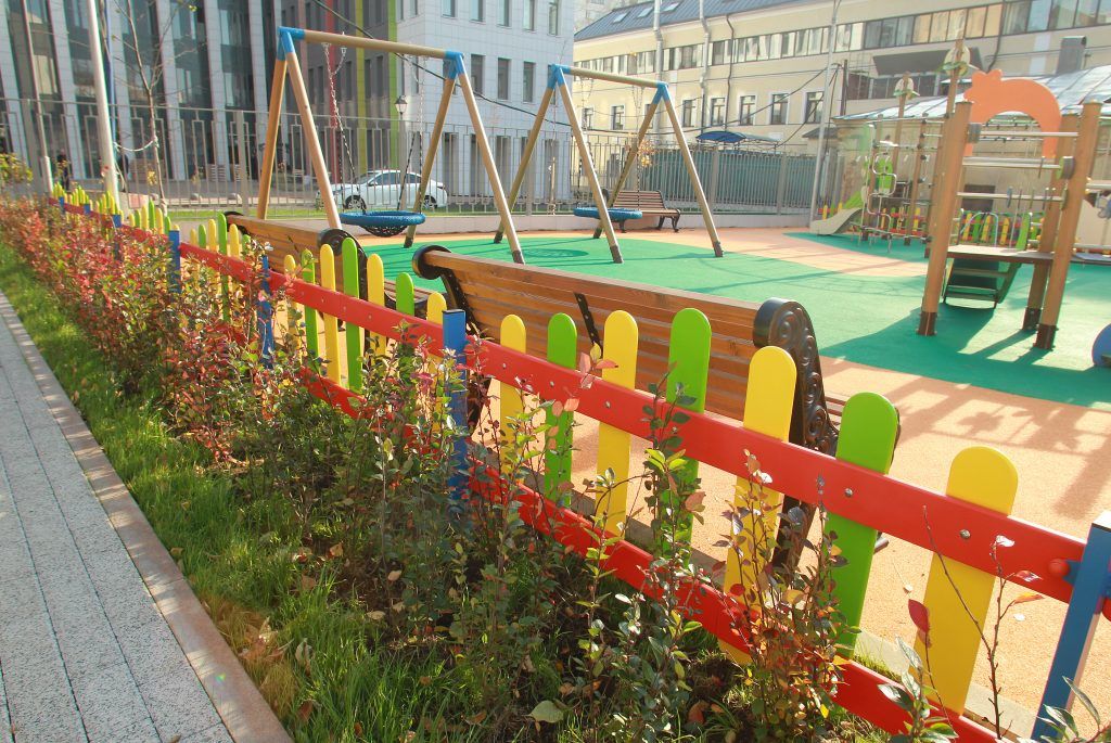 Новая детская площадка, открывшаяся в Большом Строченовском переулке в рамках программы «Мой район». Фото: Наталия Нечаева, «Вечерняя Москва»