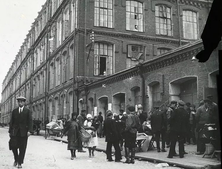 Сотрудники идут на завод начало ХХ века. Фото: пресс-служба ТГМ