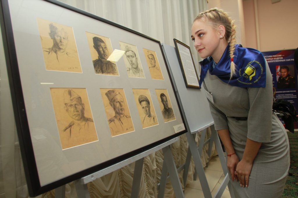 Студентка МГЭУ Кристина Михальчук рассматривает выставку портретов. Фото: Наталия Нечаева, «Вечерняя Москва»