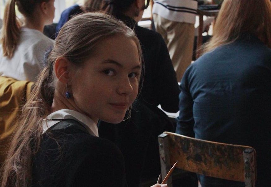 27 сентября 2019 года. Школьница Полина Лаптева рисует фигуру с натуры. Фото: Мария Зайцева