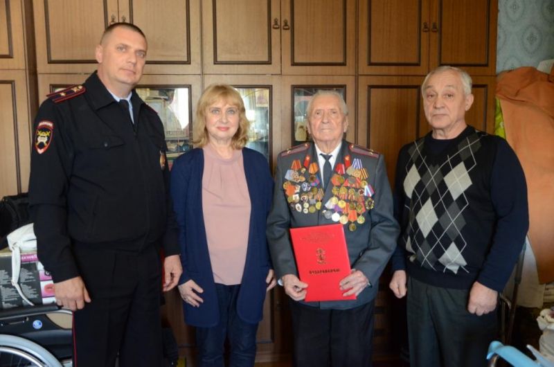 Сотрудники УВД Центрального округа поздравили ветерана Великой Отечественной войны с юбилеем